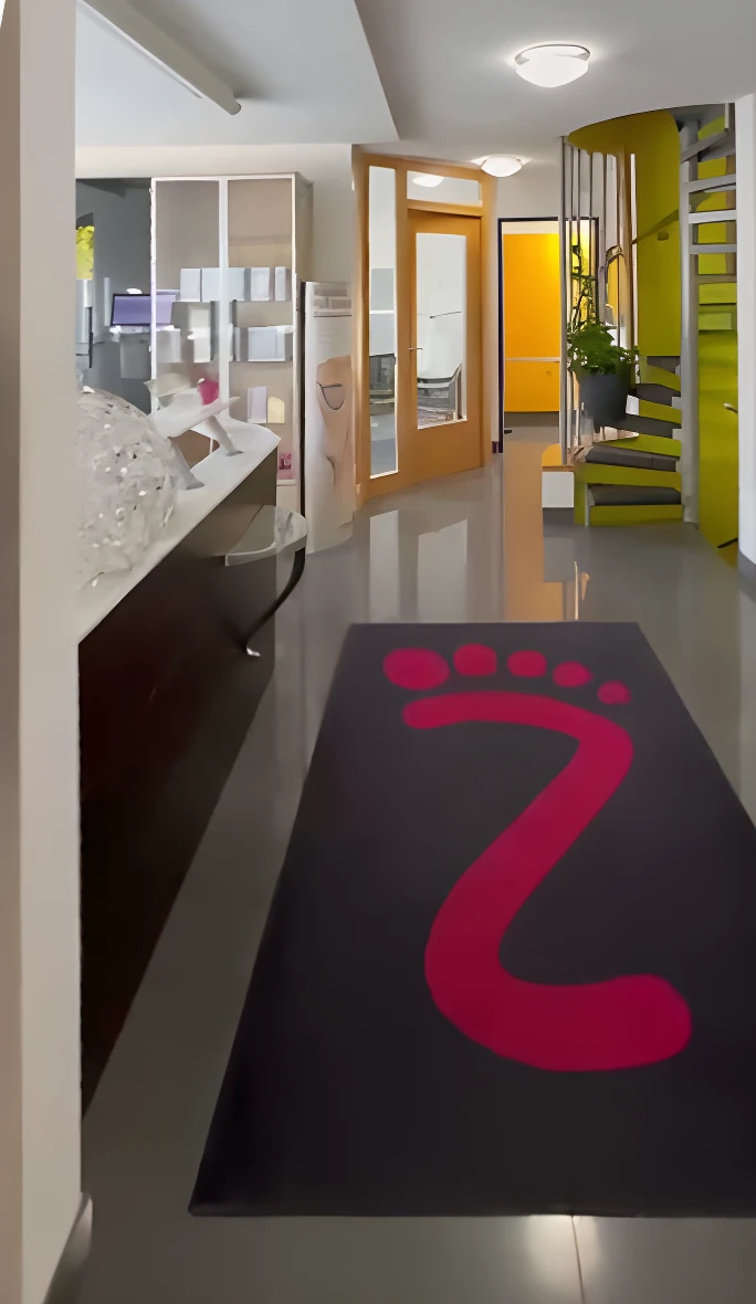 Flur mit Zugang zu den Praxisräumen